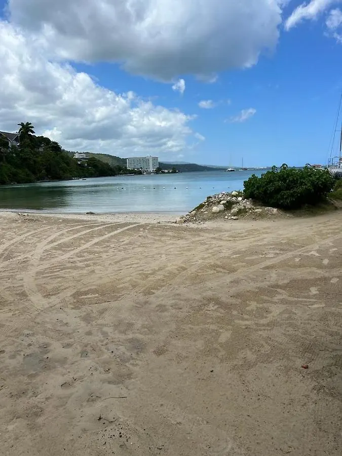 Carib Condominium Ocho Rios 0*,